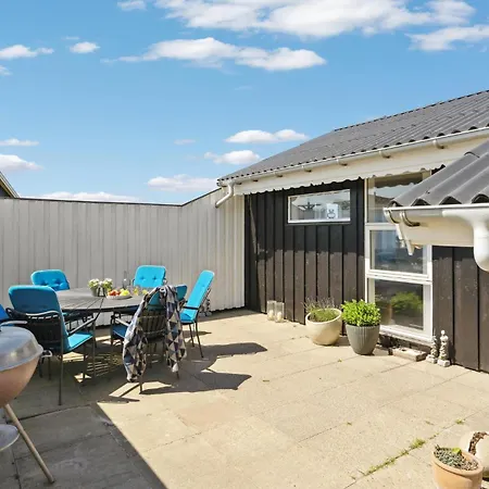 Three-Bedroom Holiday Home In Lokken Feriehus